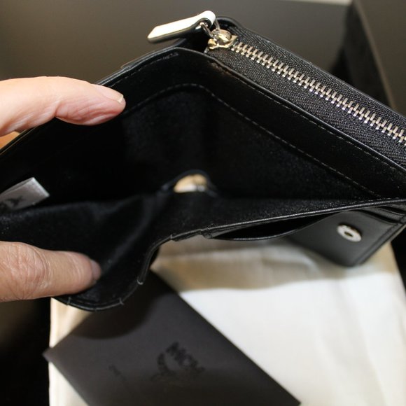 🔥MCM Women's White Black Contrast Logo Small Leather Zip Wallet NWT & Box - Picture 15 of 16
